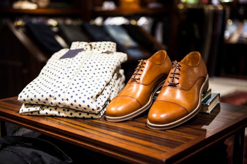 免费 双桌上的棕色皮革休闲鞋 素材图片