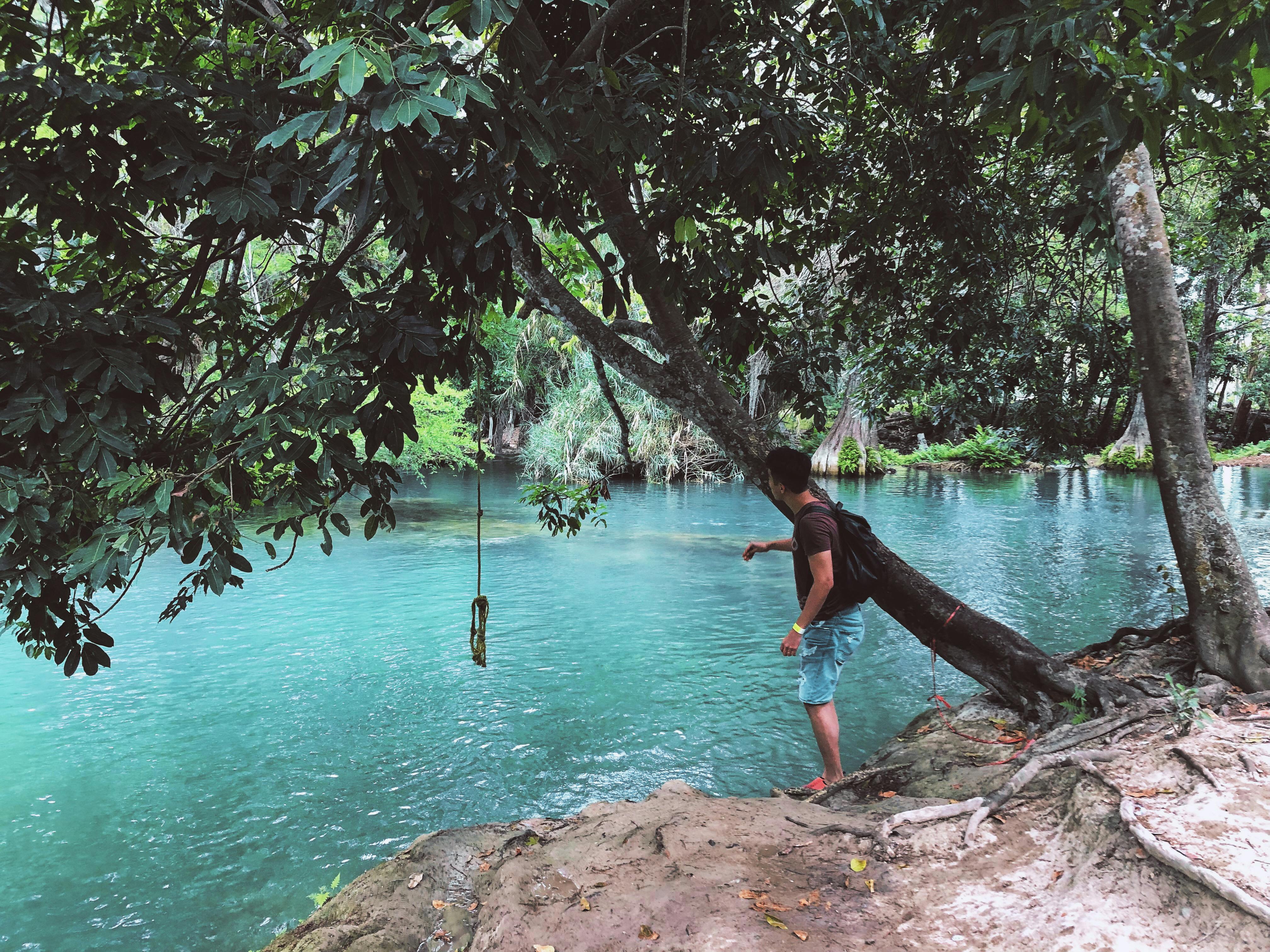 在墨西哥圣路易斯波托西的热带河流附近享受冒险的人
