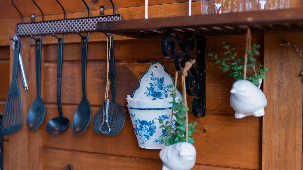 DIY : Créer des rangements suspendus pour optimiser votre cuisine - illustration