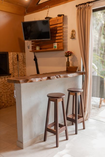 Fotomural Entorno de bar interior cálido con taburetes de madera y decoración estilosa.