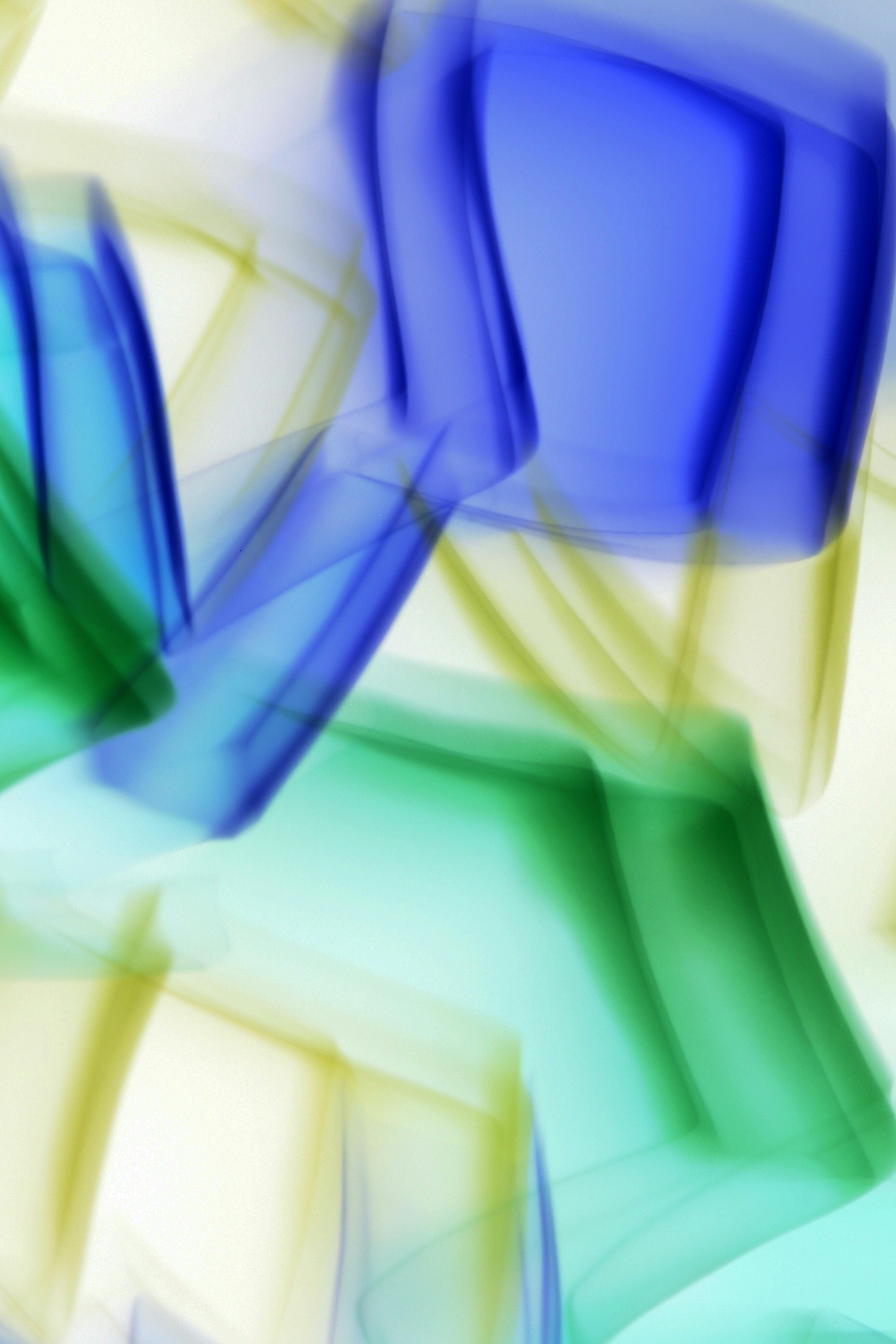 無料 創造的な流れを伴う幾何学的な青と緑の形を特徴とする鮮やかな抽象芸術。 写真素材