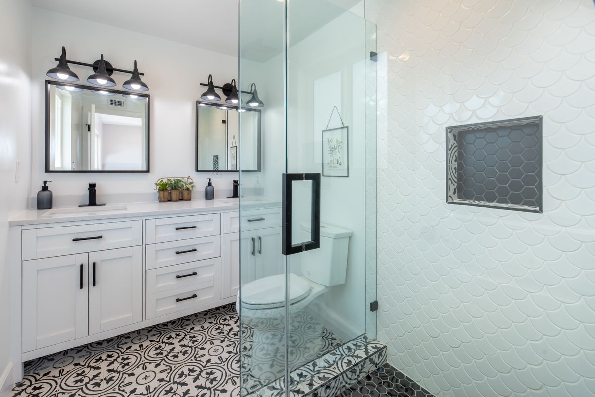 Styling a Black White Bathroom Floor with Décor