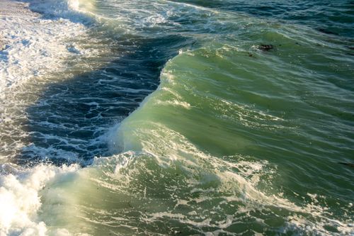 Free Dynamic shot of ocean waves breaking with white foam under daylight, showcasing the sea's natural power. Stock Photo