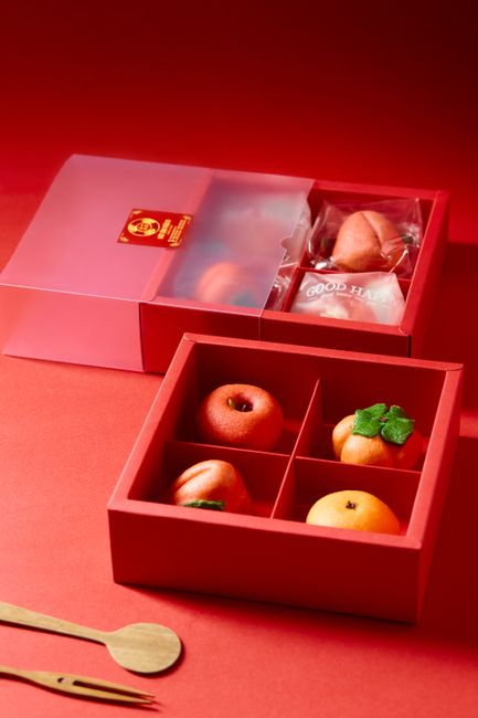 Beautifully arranged fruit dessert box for festive celebrations.