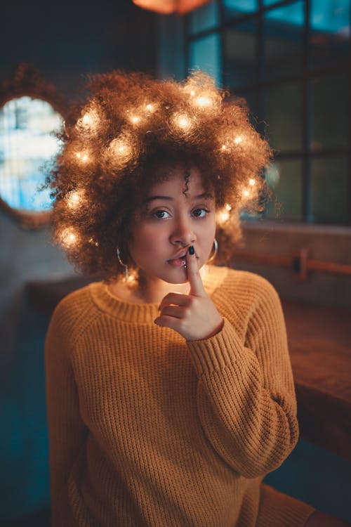 穿橙色毛衣的女人的照片