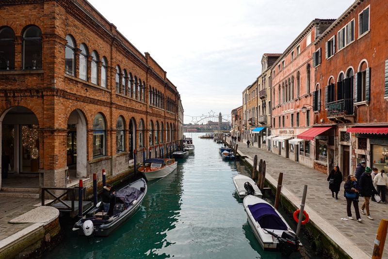 Canal din Murano, cu clădiri istorice și bărci acostate