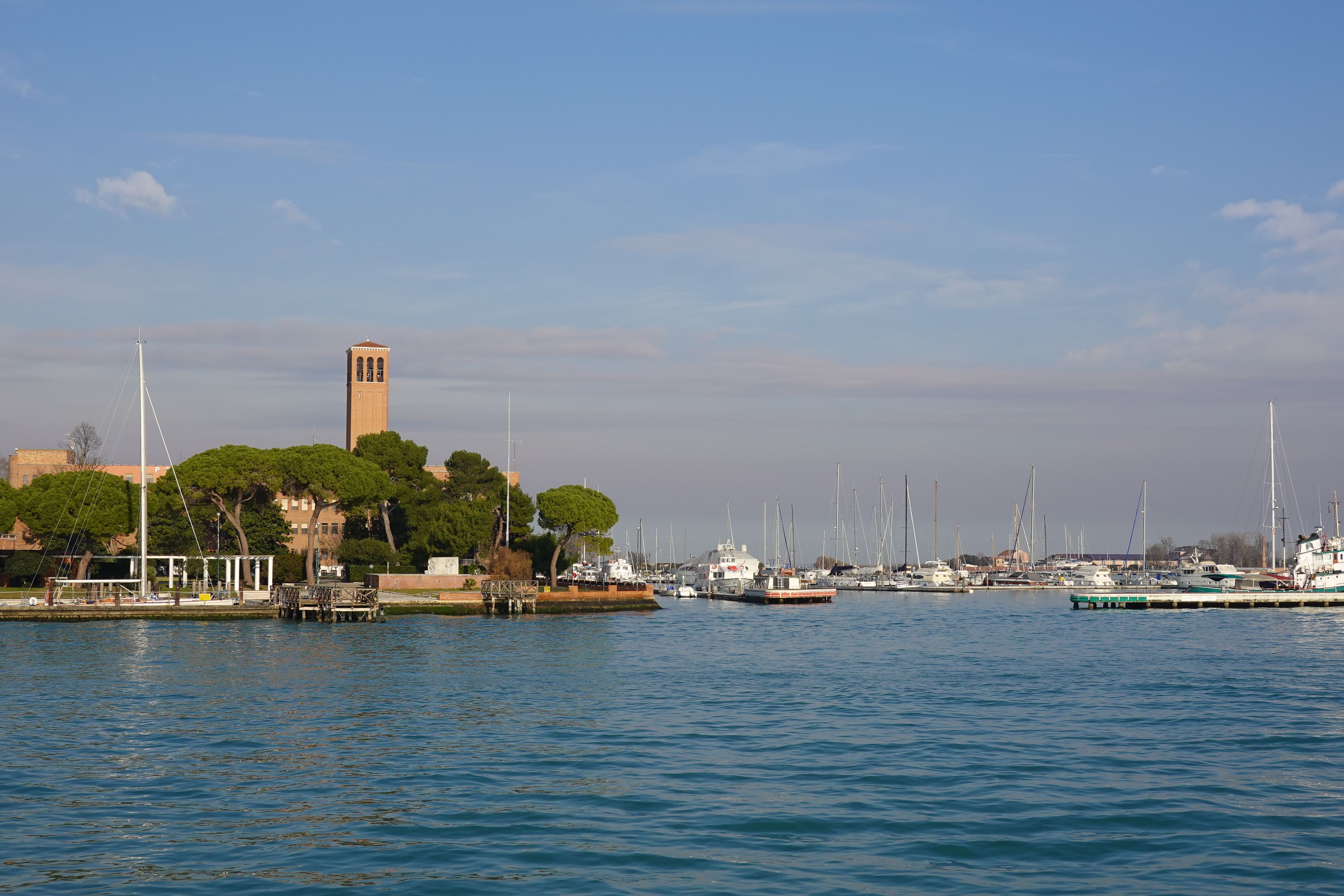 Gratis Vista panoramica del porto turistico di Venezia, caratterizzato da architettura storica e acque calme sotto un cielo limpido. Foto a disposizione