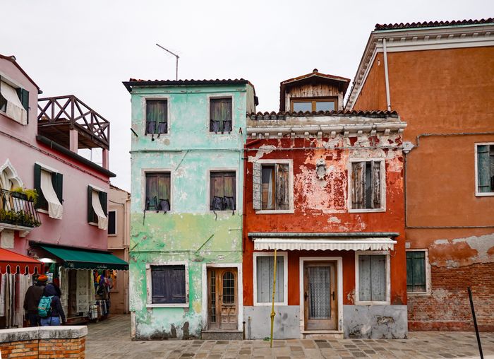 Painted street facade from the Kestrel inbox zero collection — photo by Magda Ehlers on Pexels