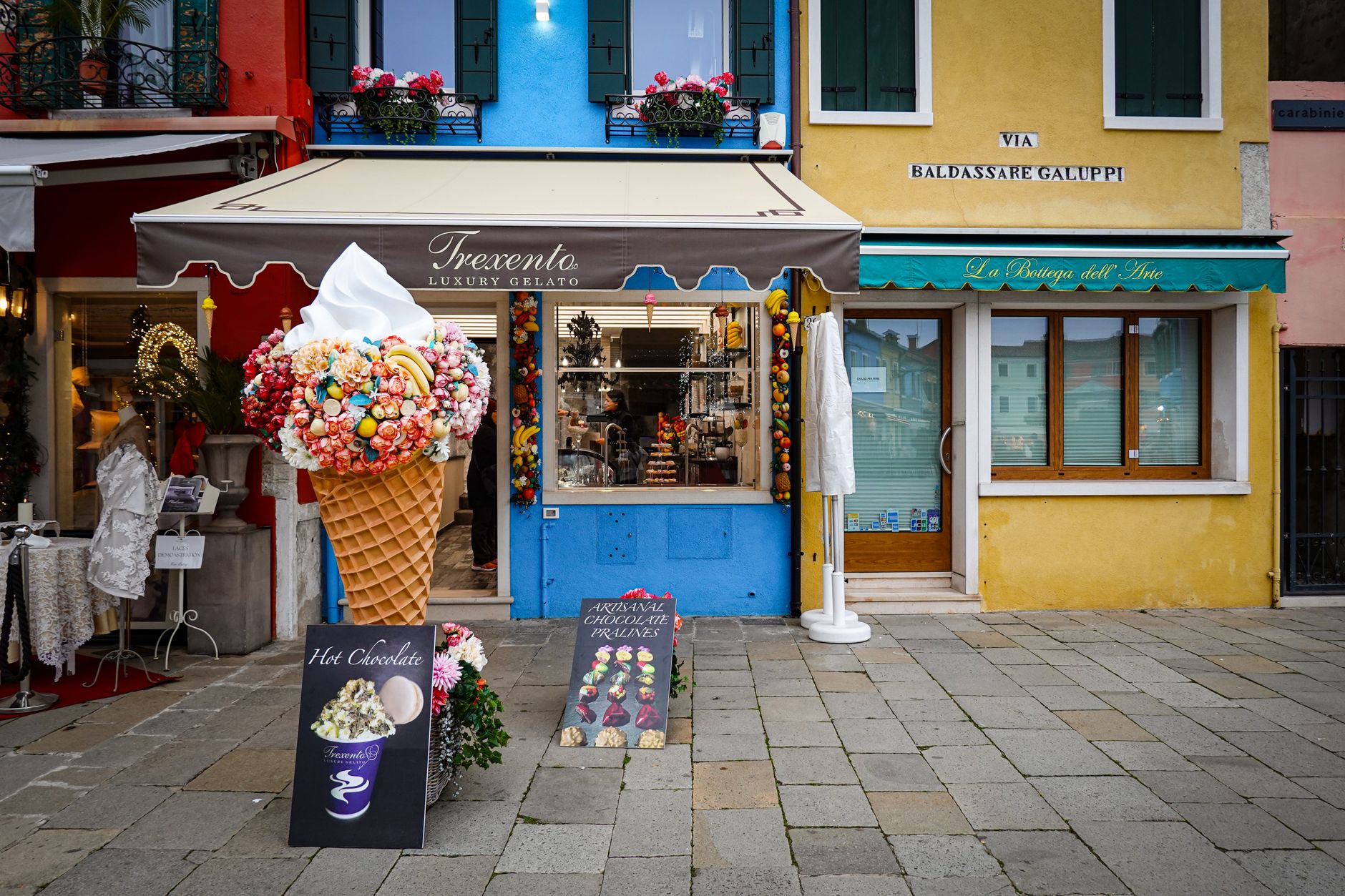 Facciata di una gelateria in una strada colorata