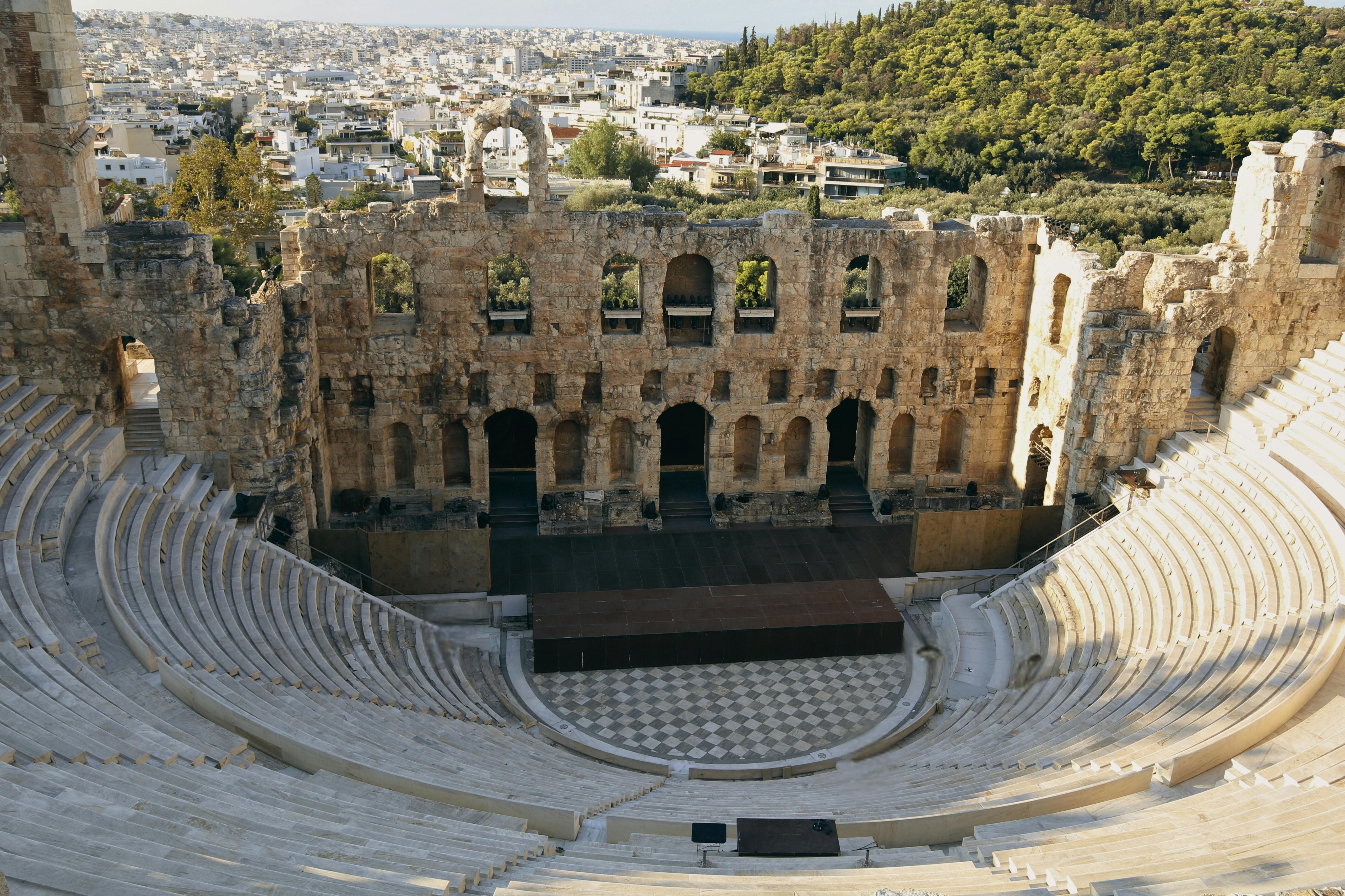 Zadarmo Historický Odeon Herodes Atticus s panorámou mesta Atény, Grécko. Ikonické antické divadlo. Fotka z fotobanky