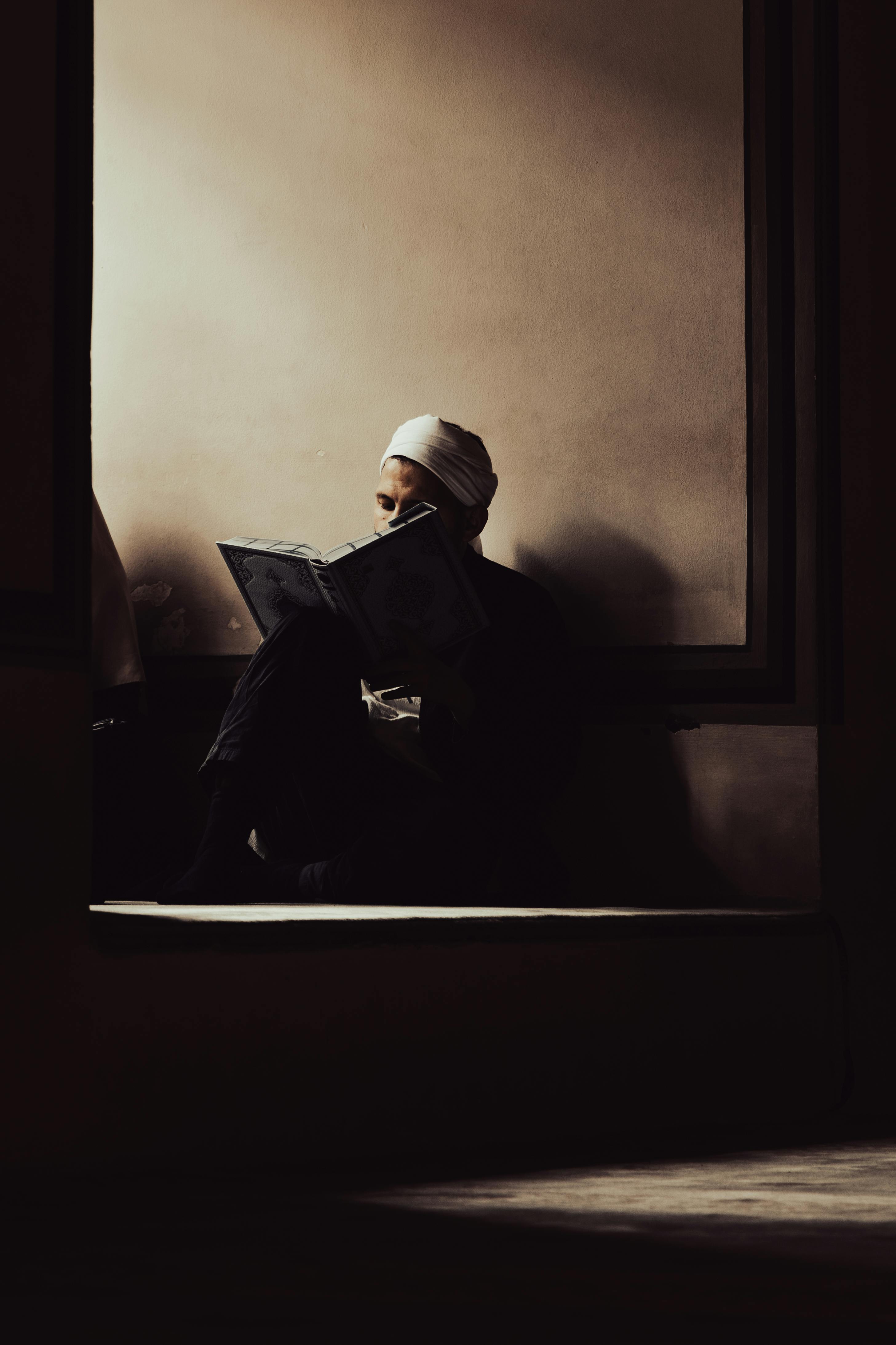 De franc Un moment serè de lectura en solitud al costat d'una finestra, molt il·luminada. Foto d'estoc