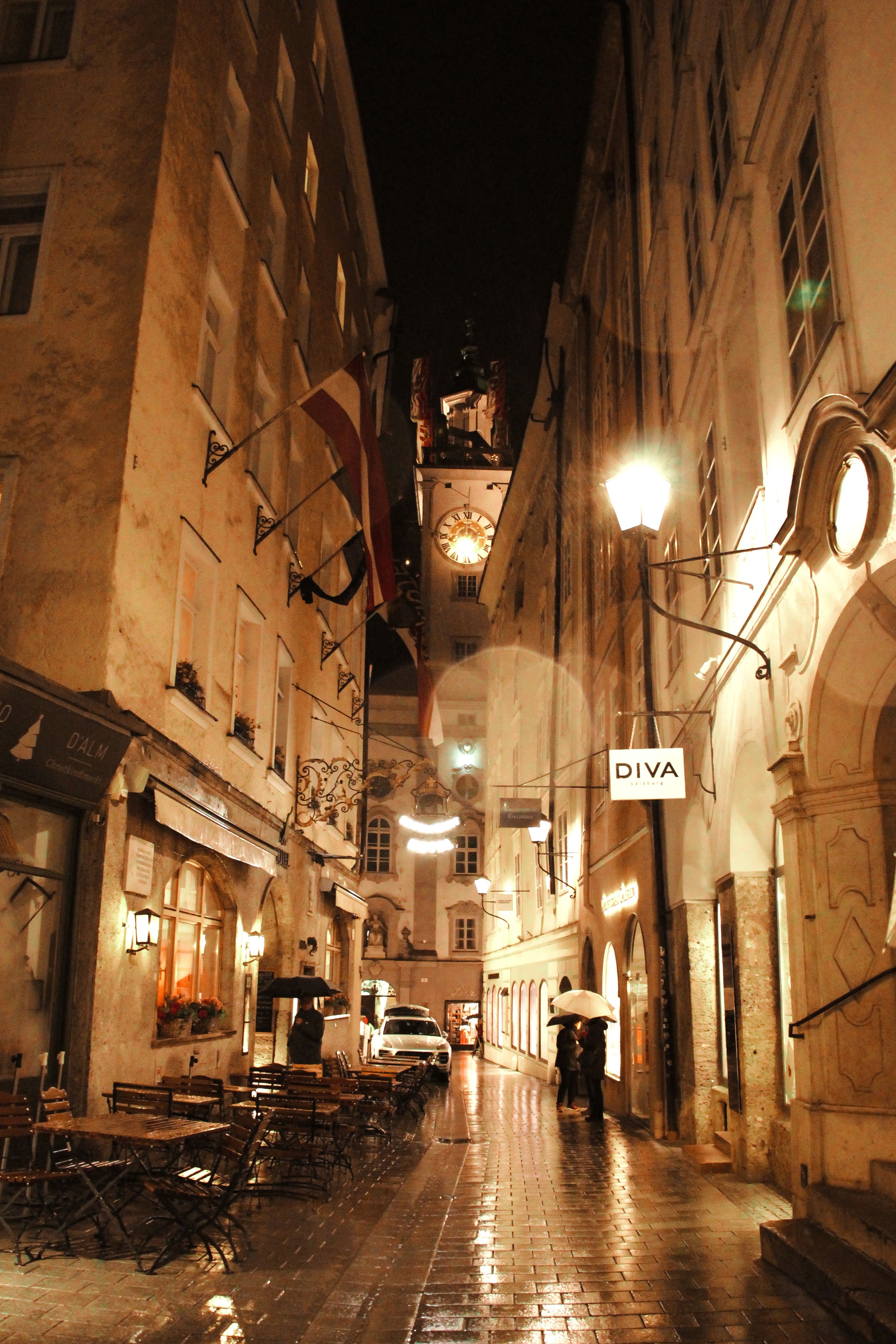 Una calle de Salzburgo de noche
