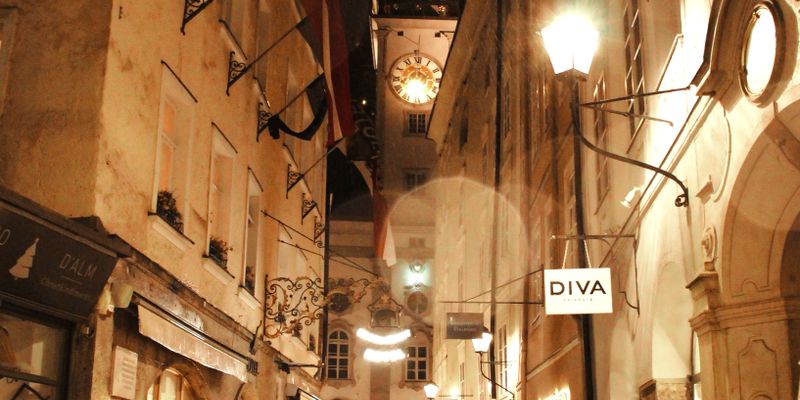 Una calle de Salzburgo de noche