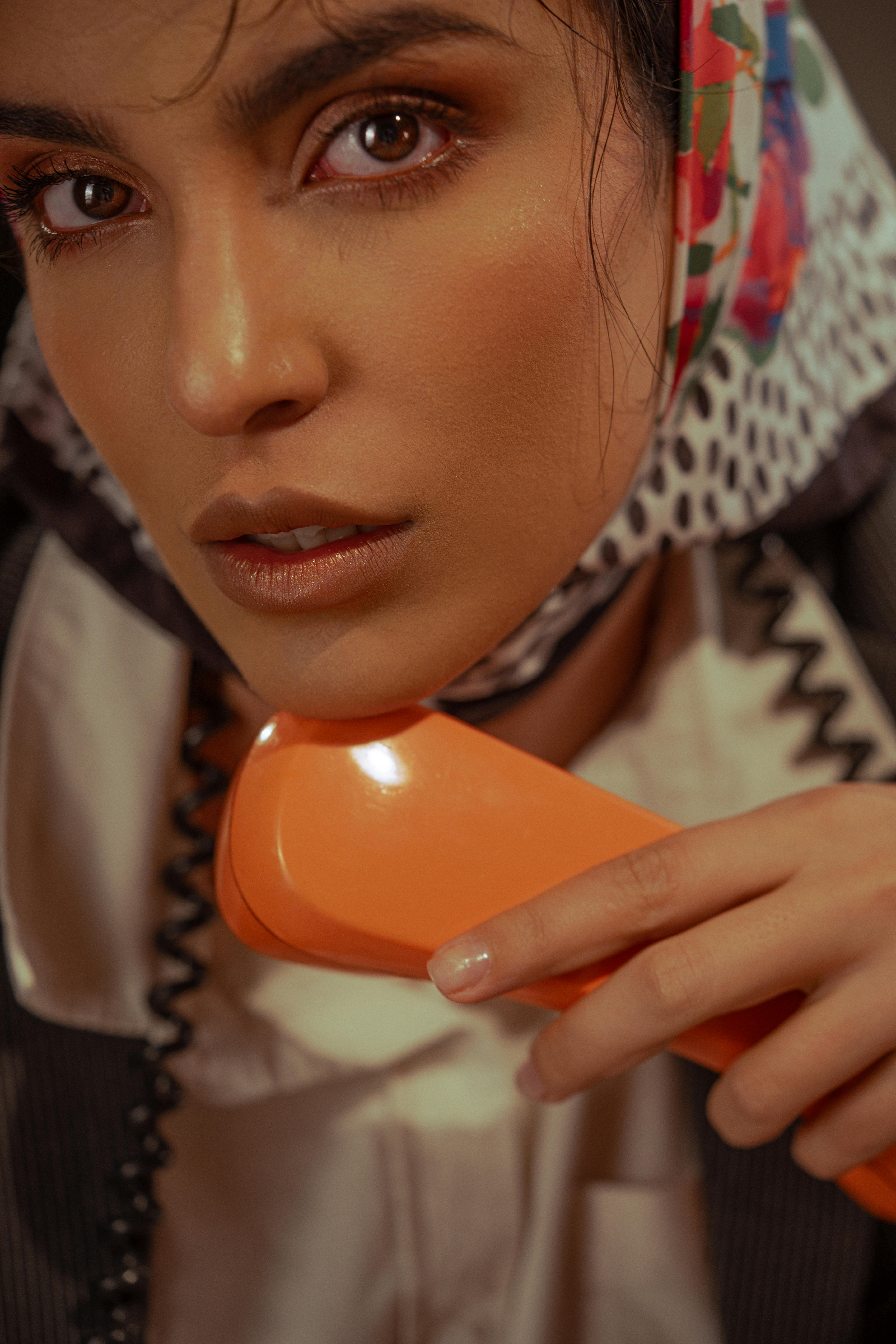 무료 1970년대 스타일, 강렬한 시선, 꽃무늬 스카프의 무료 스톡 사진