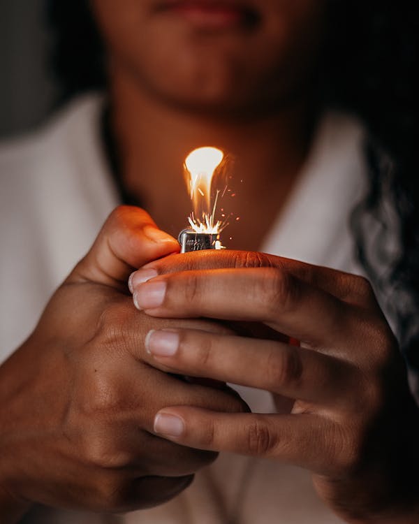 Foto Man Holding Lighter