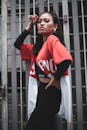 自信的女人穿着时尚的城市服装在户外拍摄
