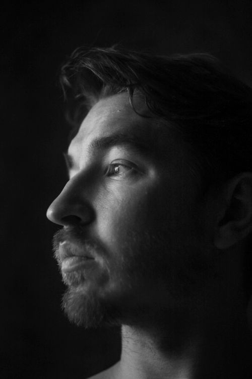 Free Dramatic black and white side profile of a thoughtful adult man with a beard. Stock Photo