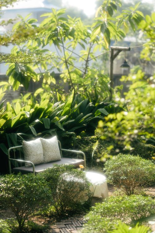 Free Peaceful outdoor seating area in a lush tropical garden in Lạng Sơn, perfect for relaxation. Stock Photo