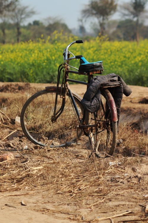 Free Vintage bicycle in Lahore countryside farmland against mustard fields. Stock Photo