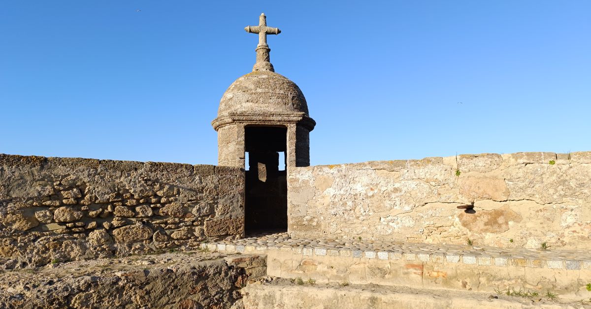 Croix Lorraine : Histoire et symbolisme
