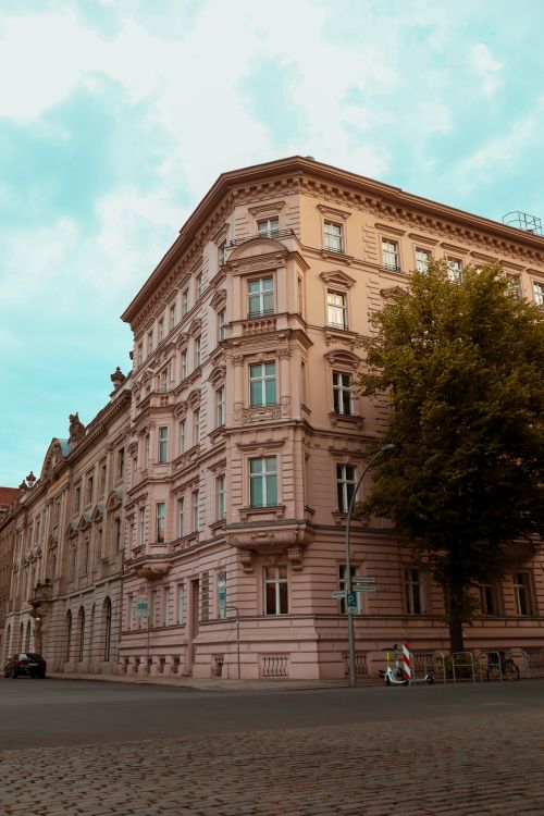 Free A picturesque view of a classic building in Berlin, framed by a clear blue sky. Stock Photo
