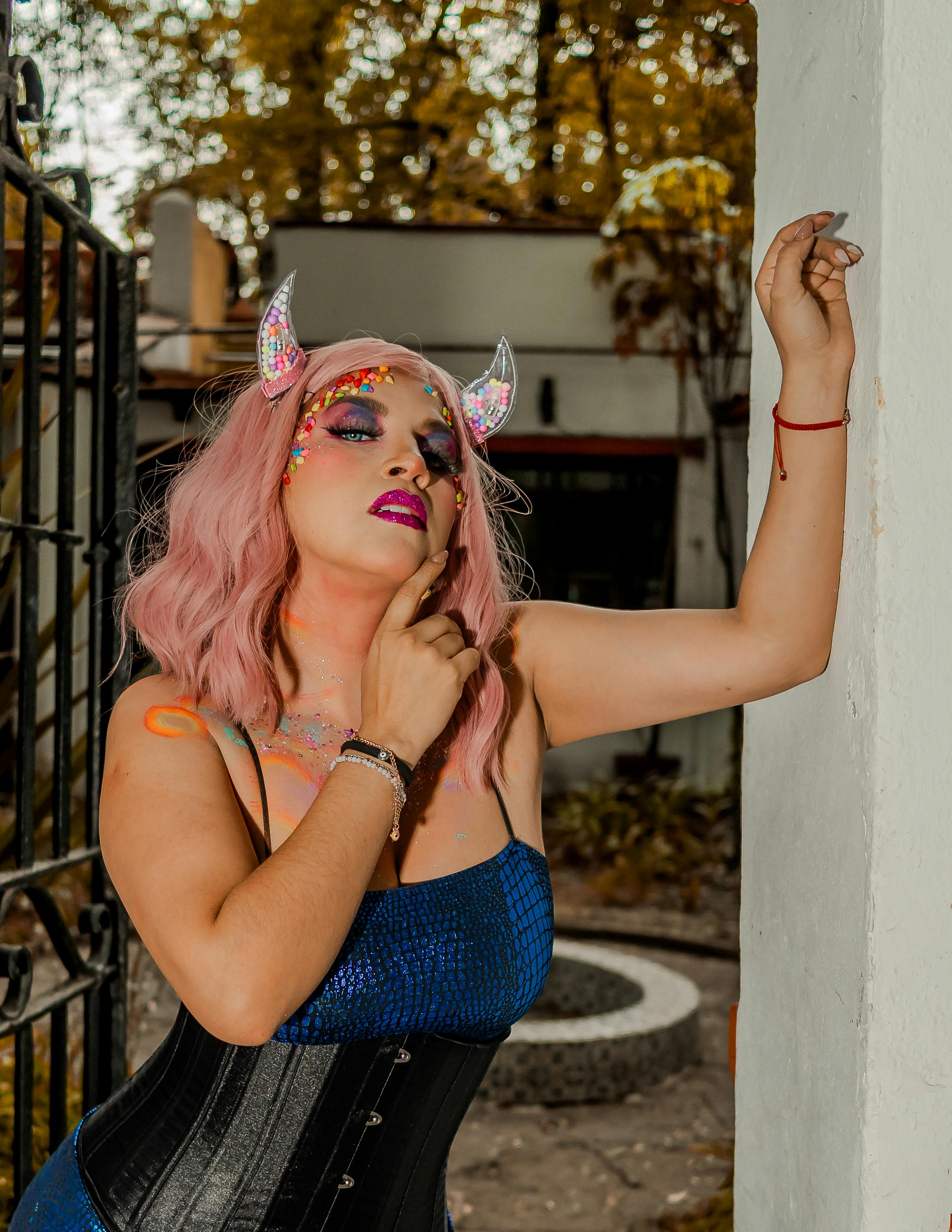 Gratuit Un portrait créatif et coloré mettant en valeur un maquillage surréaliste et des éléments fantastiques dans un décor extérieur. Photos