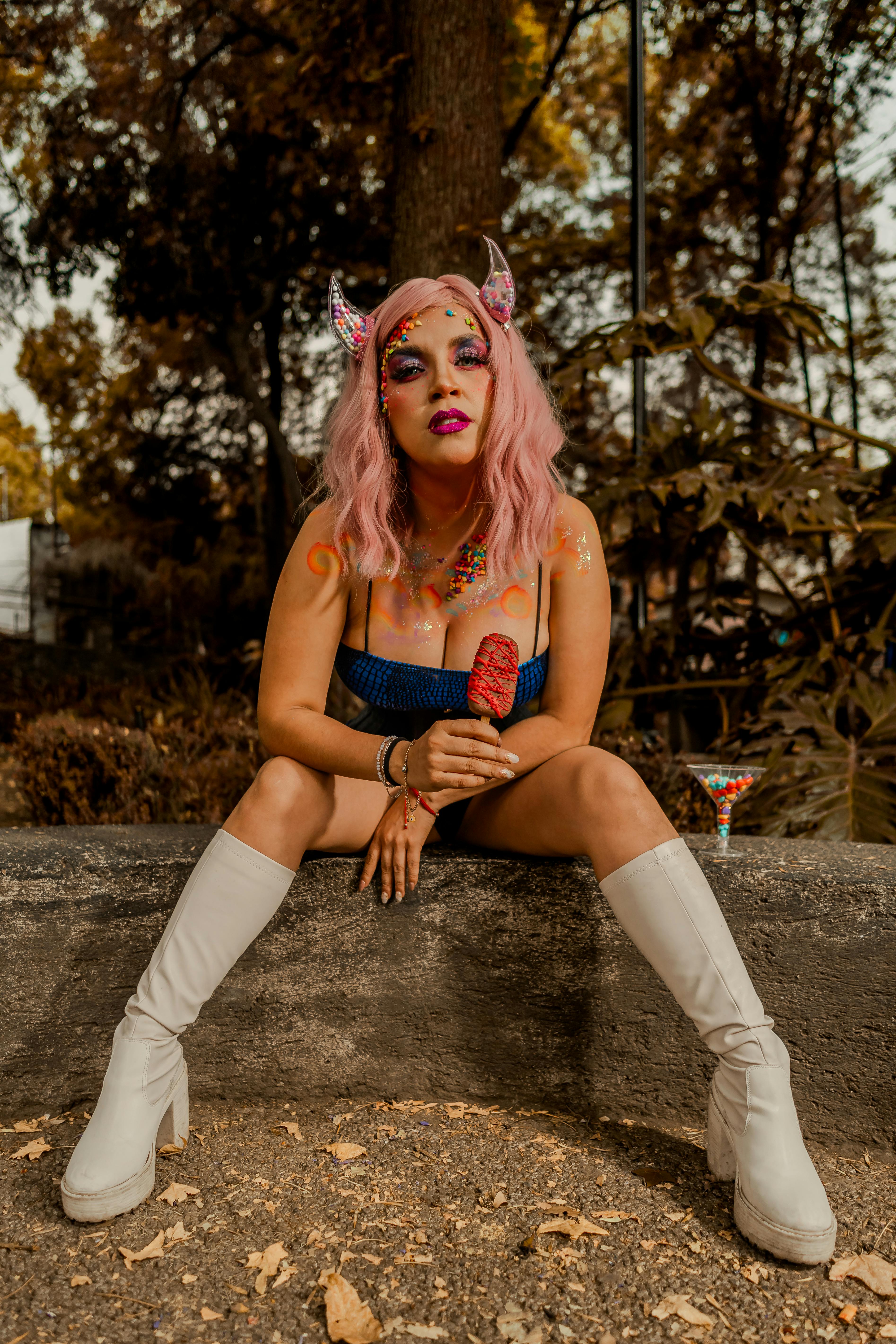 Gratuit Portrait surréaliste d'une femme avec du maquillage et un costume fantastiques dans un décor extérieur. Photos