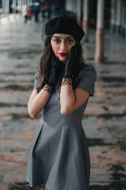 Boina con velo y vestido pata de gallo, hoy vestida como en una película antigua 🎩
#modadiaria #lookdeldia #gray #dress #hat