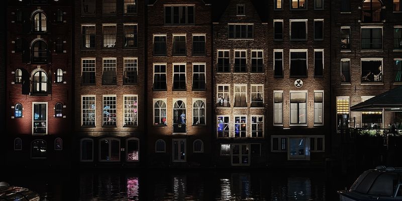 Los canales de Ámsterdam de noche