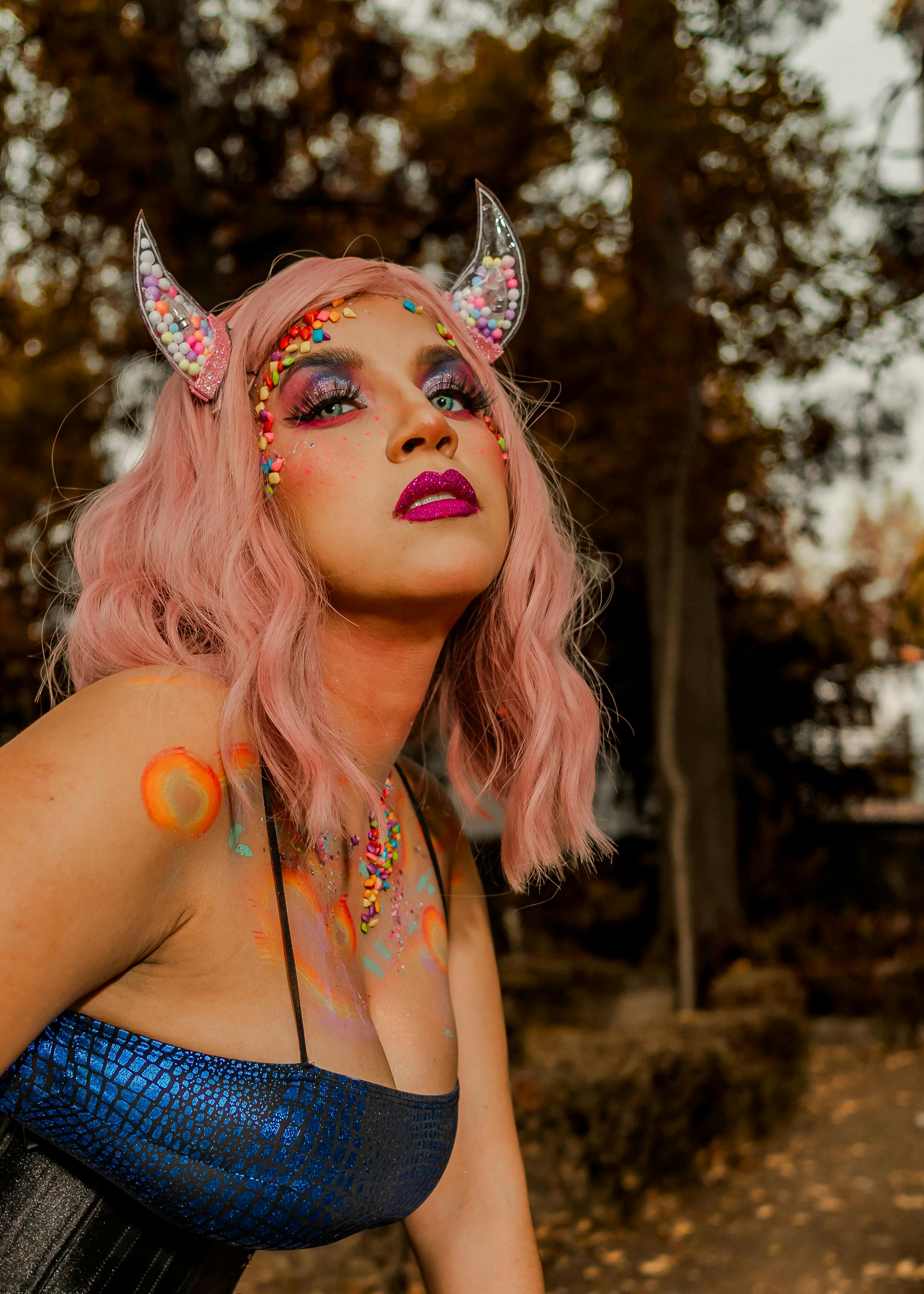 grátis Retrato surreal com maquiagem criativa e fantástica e expressão artística em um ambiente vibrante. Foto profissional