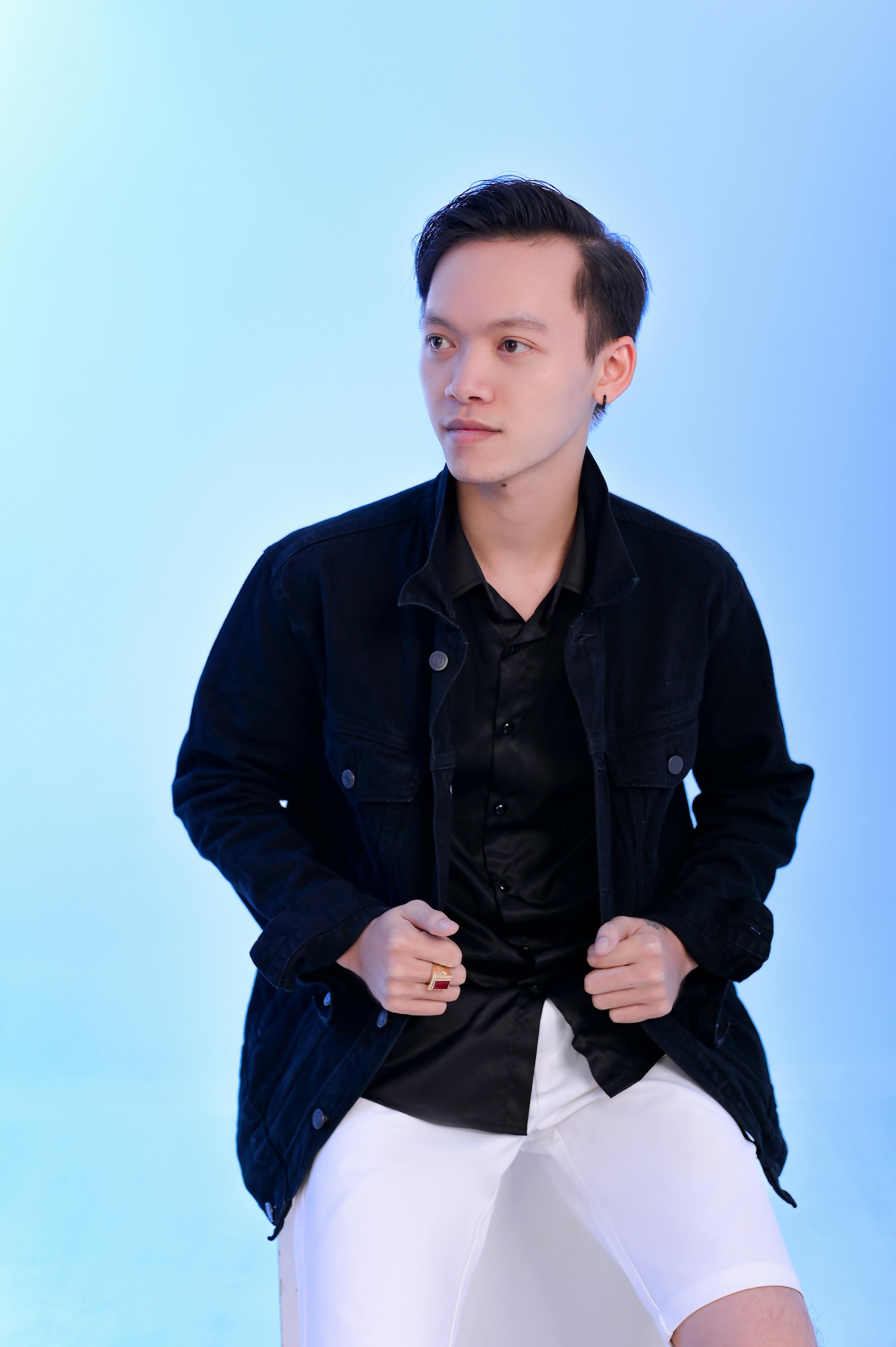 무료 스튜디오에서 자신감 넘치는 포즈를 취하고 있는 세련된 젊은 남성의 초상화입니다. 스톡 사진