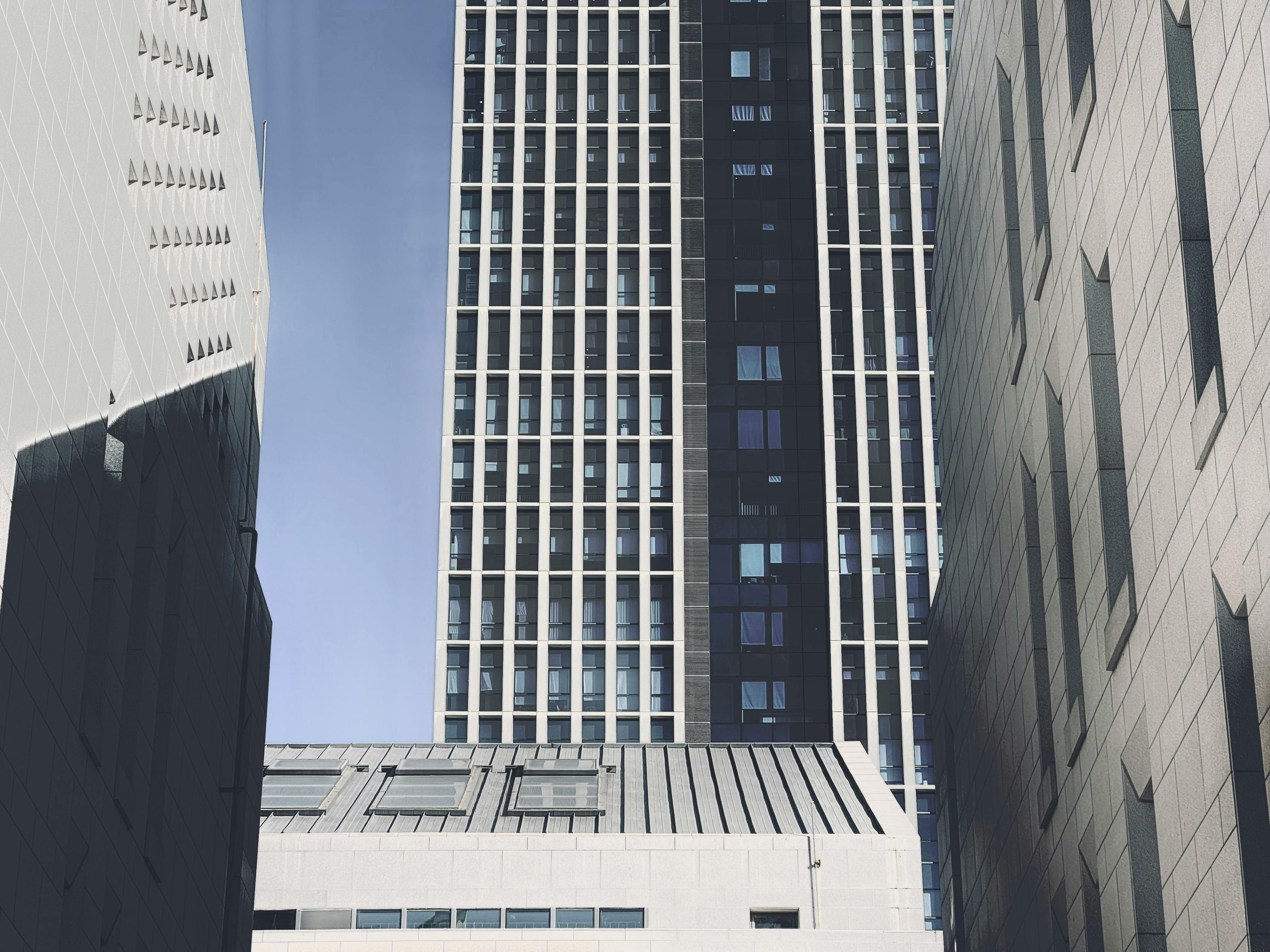 Gratis Edificios de gran altura en el bullicioso centro de la ciudad de Tianjin que muestran una arquitectura moderna bajo un cielo despejado. Foto de stock