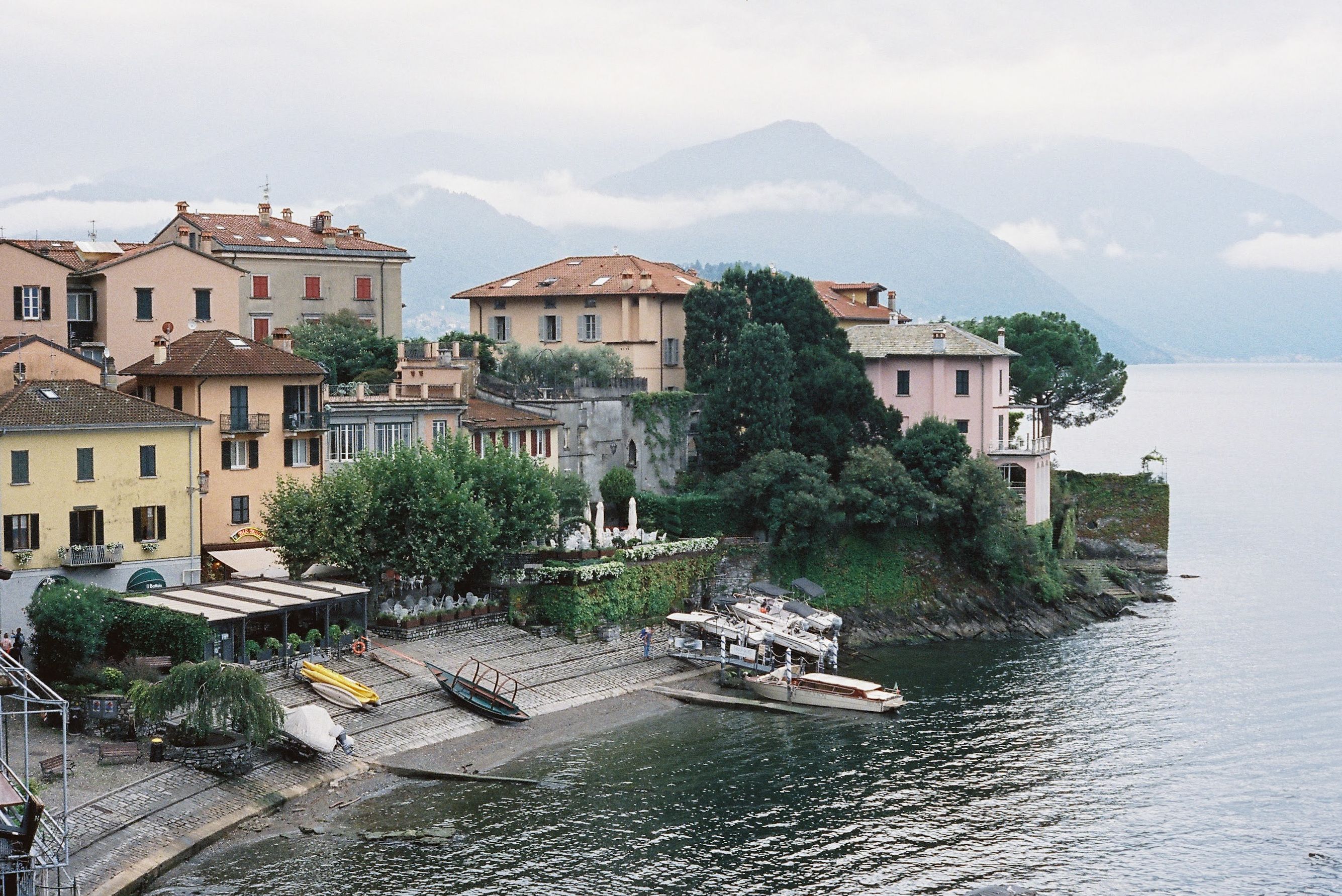 Pontile sul lago di Como all'alba