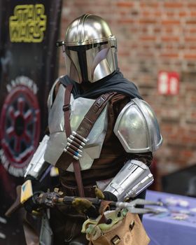 Cosplayer in Mandalorian armor at a convention in San José, Costa Rica.