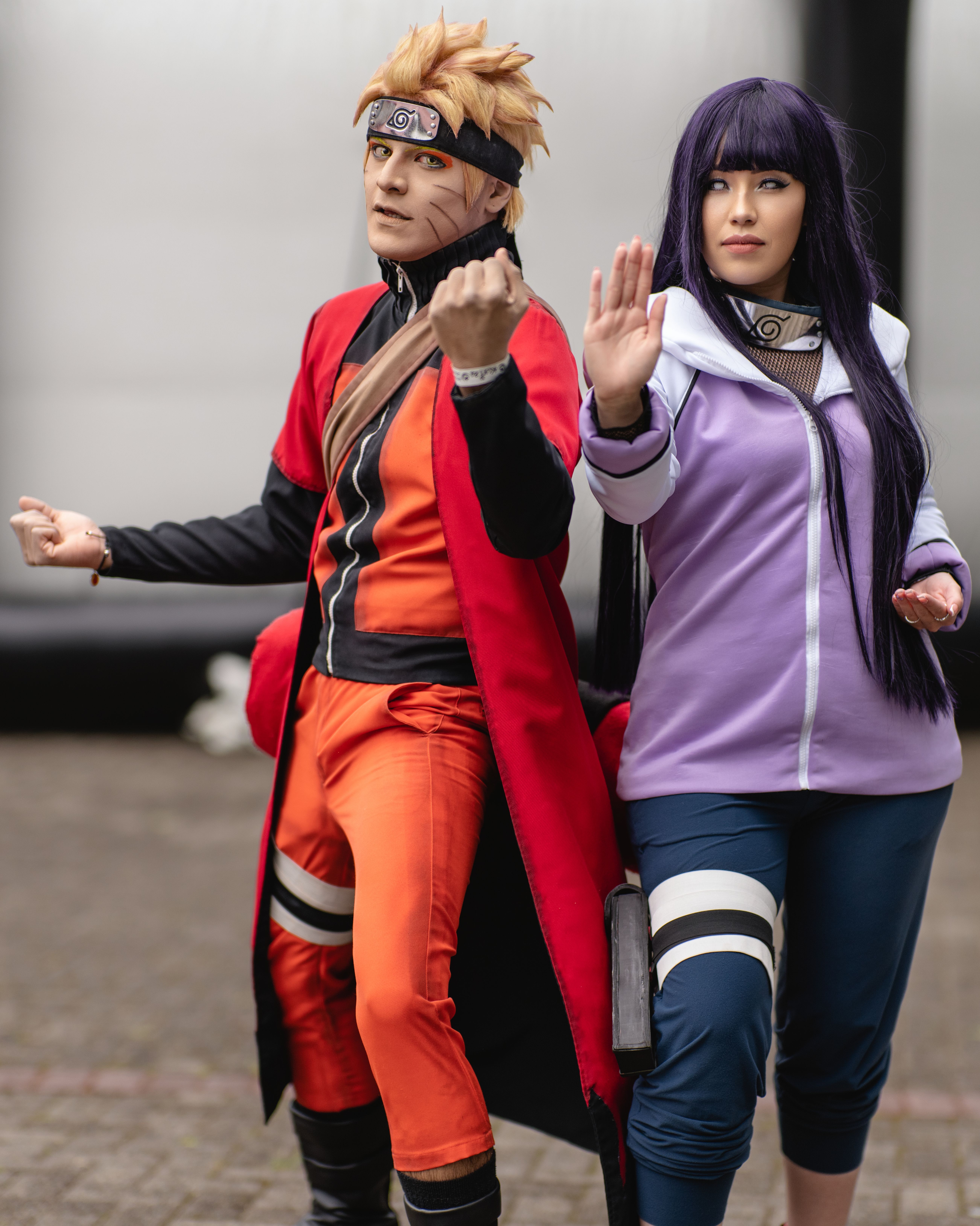 Two people in vibrant anime cosplay pose outdoors in San José, Costa Rica.