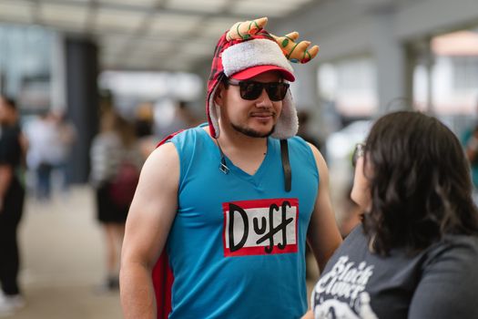 Man dressed in fun cosplay at event in San José. Vibrant and lively scene.