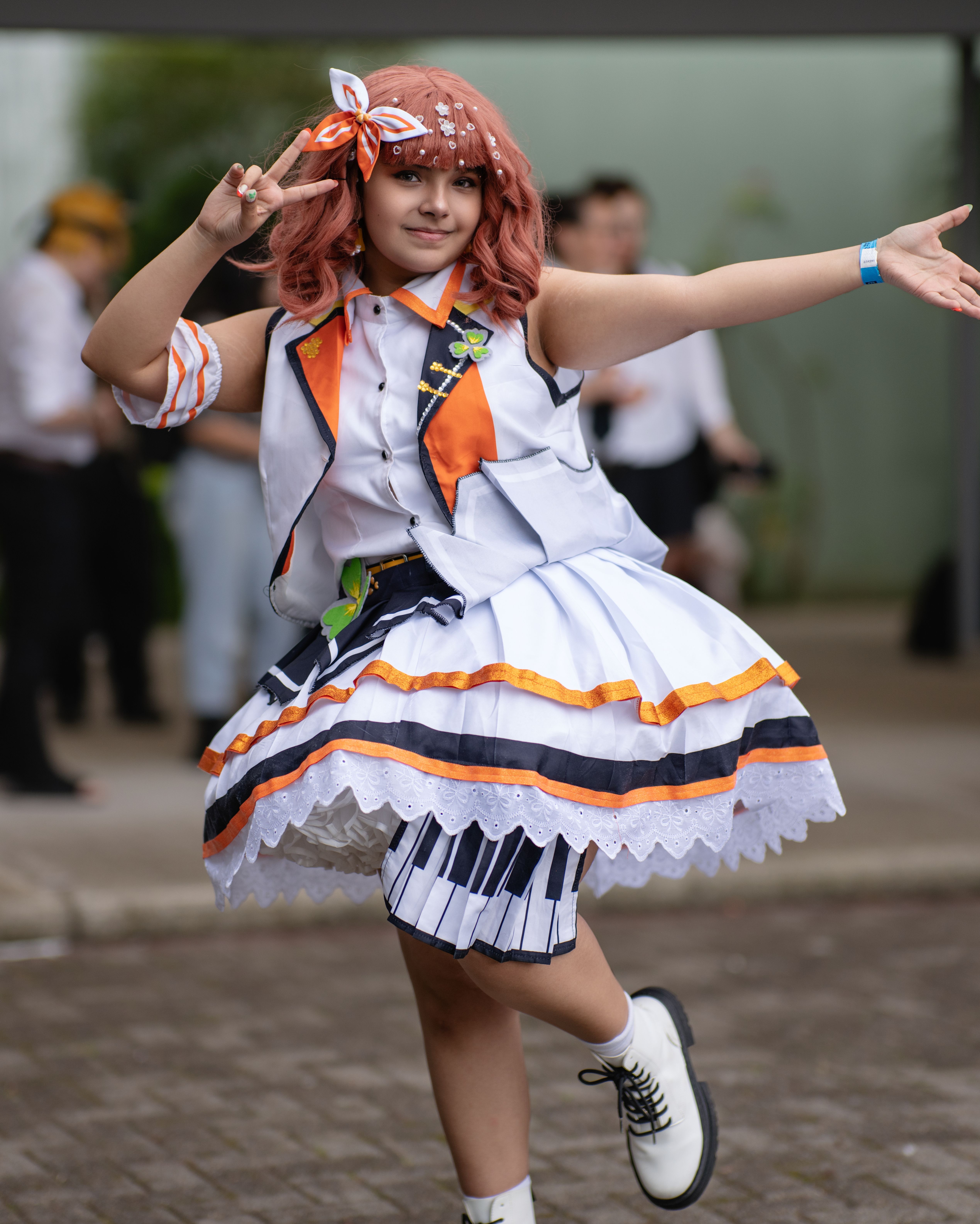 Vibrant anime cosplay character posing at a convention in San José, Costa Rica.