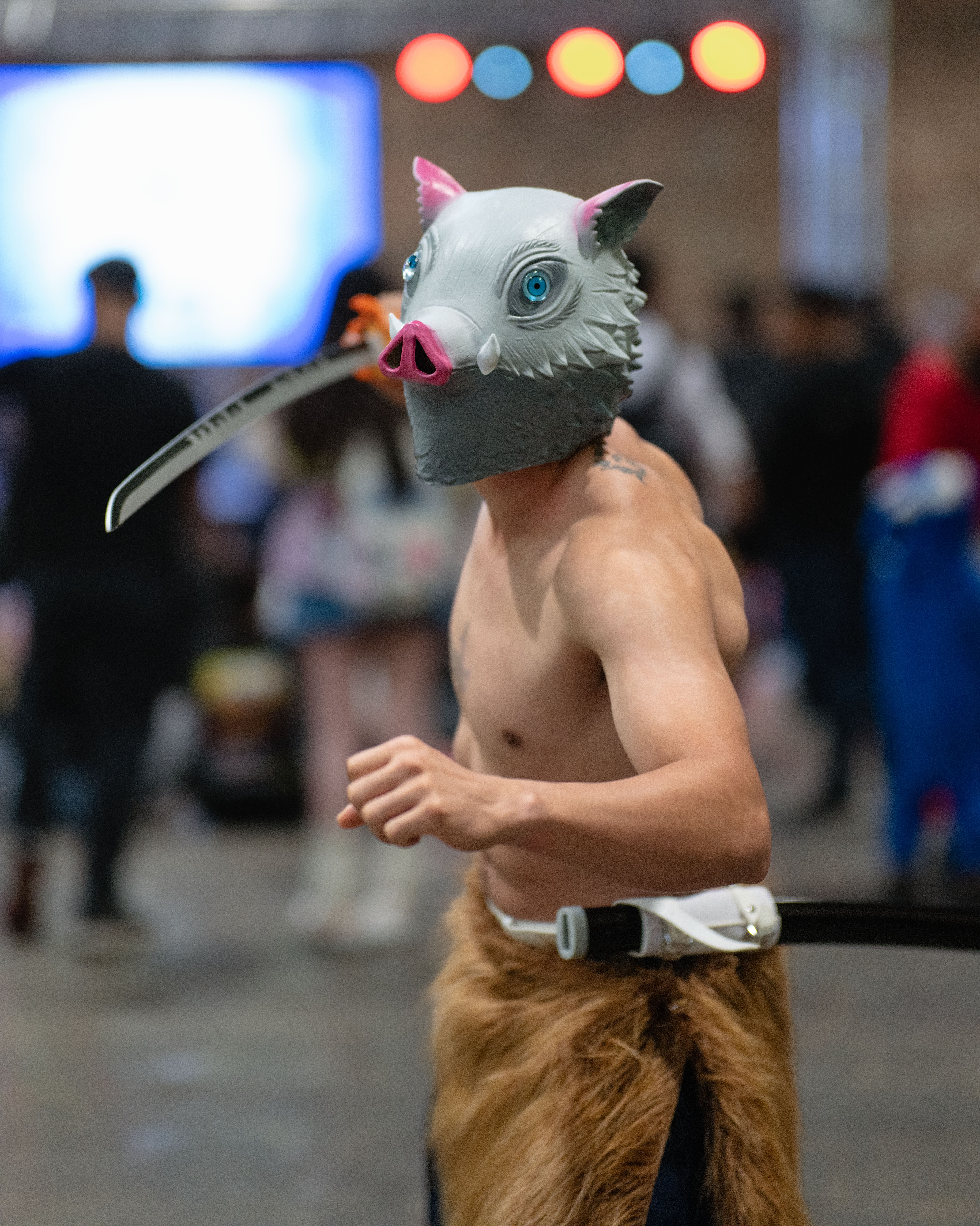 Creative cosplay at an anime convention in San José with attendees in artistic costumes.