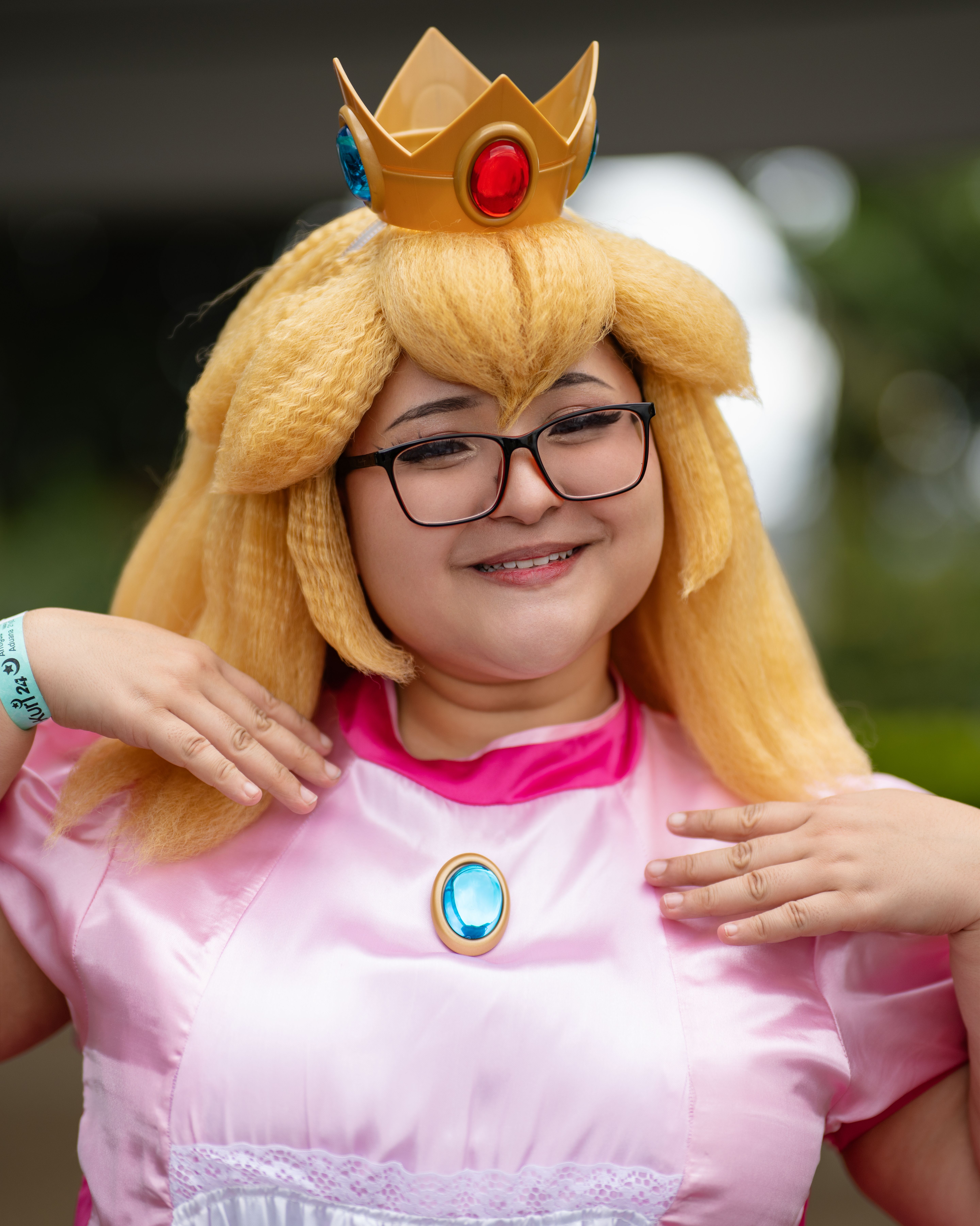 Vibrant photo of a cosplayer dressed as a princess at a Costa Rican anime convention outdoors.
