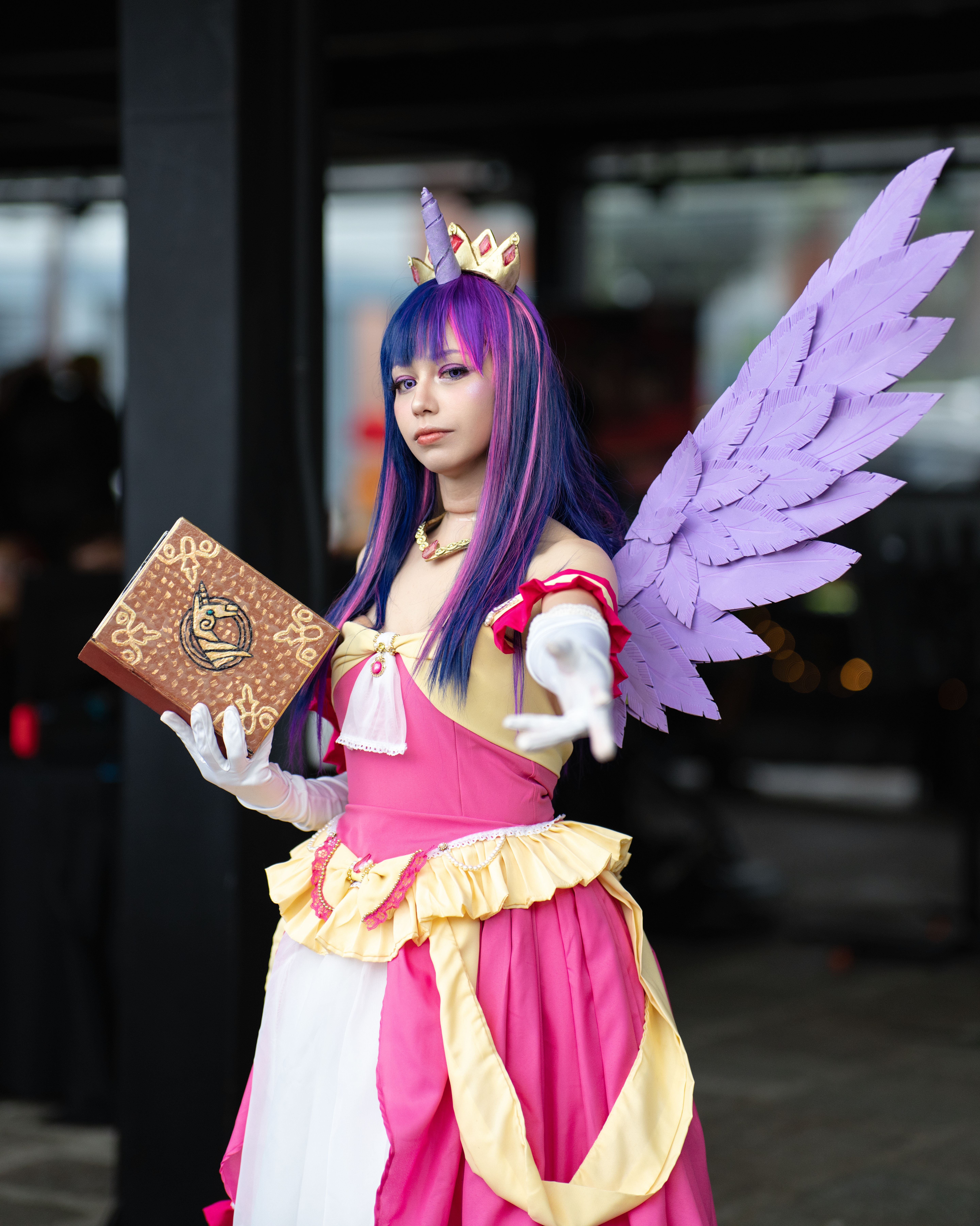 A cosplayer dressed as a vibrant anime character at an outdoor event in San José.