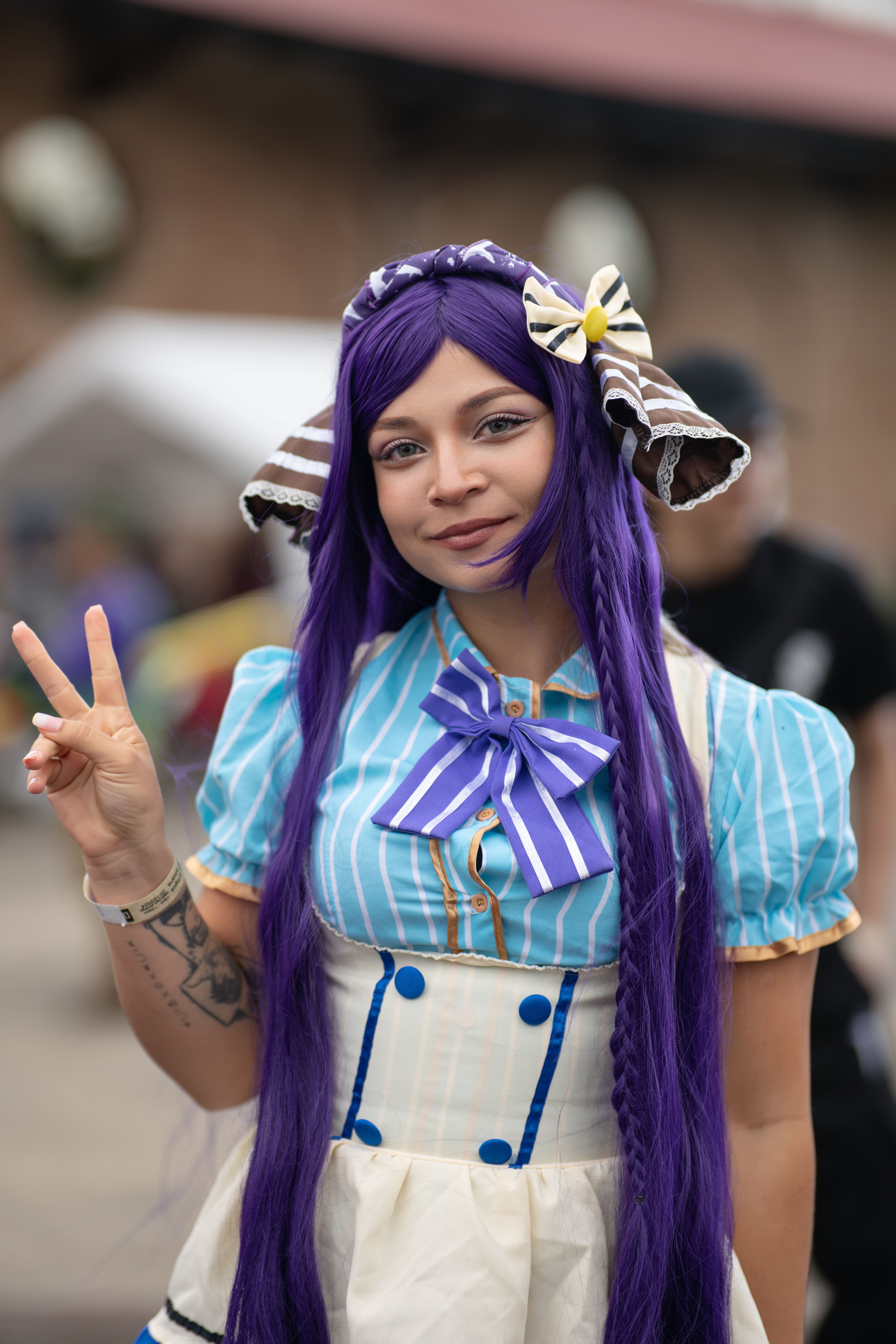 Cosplayer showcases anime-inspired costume and pose at a convention in San José, Costa Rica.
