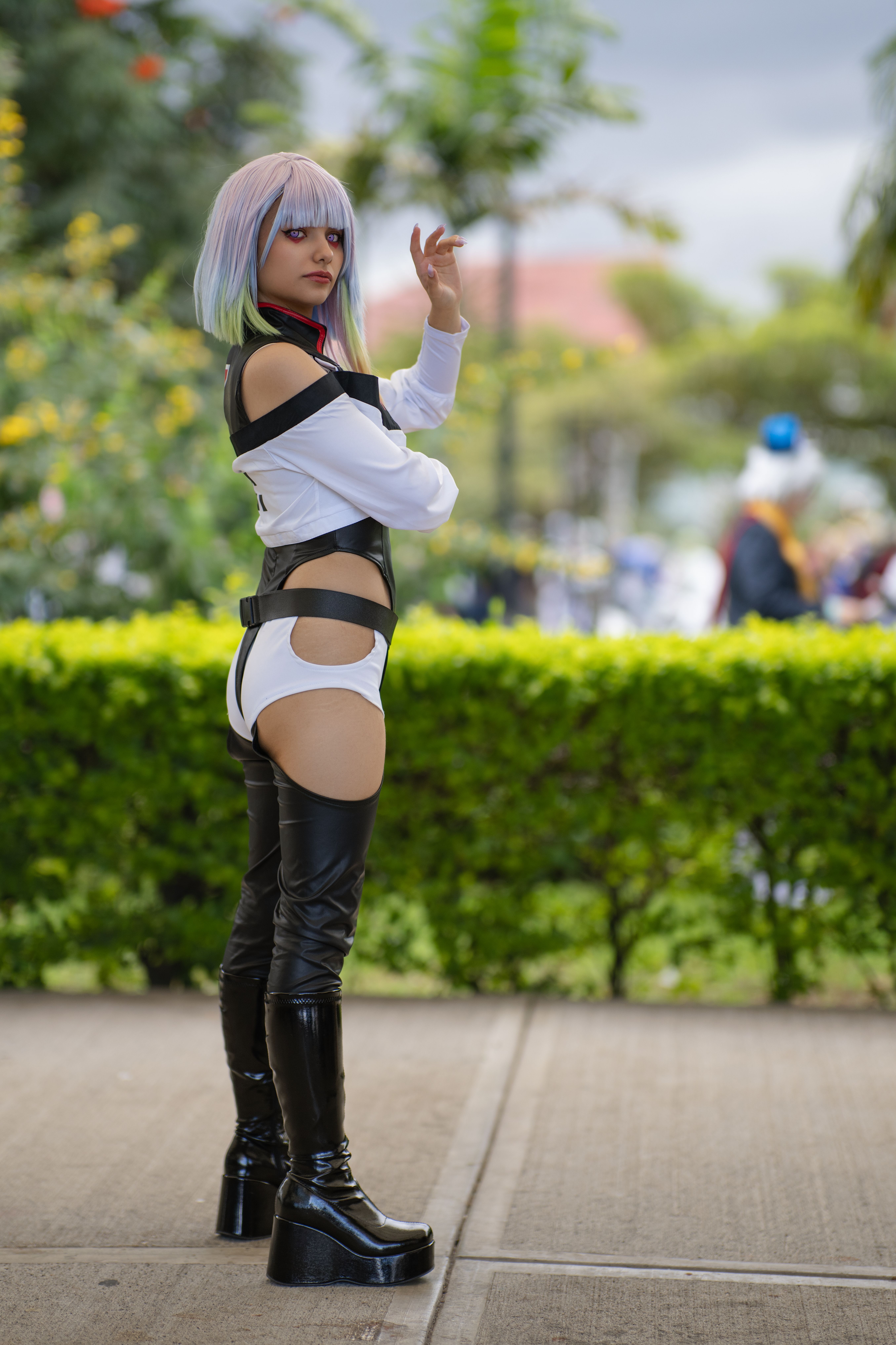 Anime cosplay enthusiast in San José park showcasing creative costume at outdoor event.