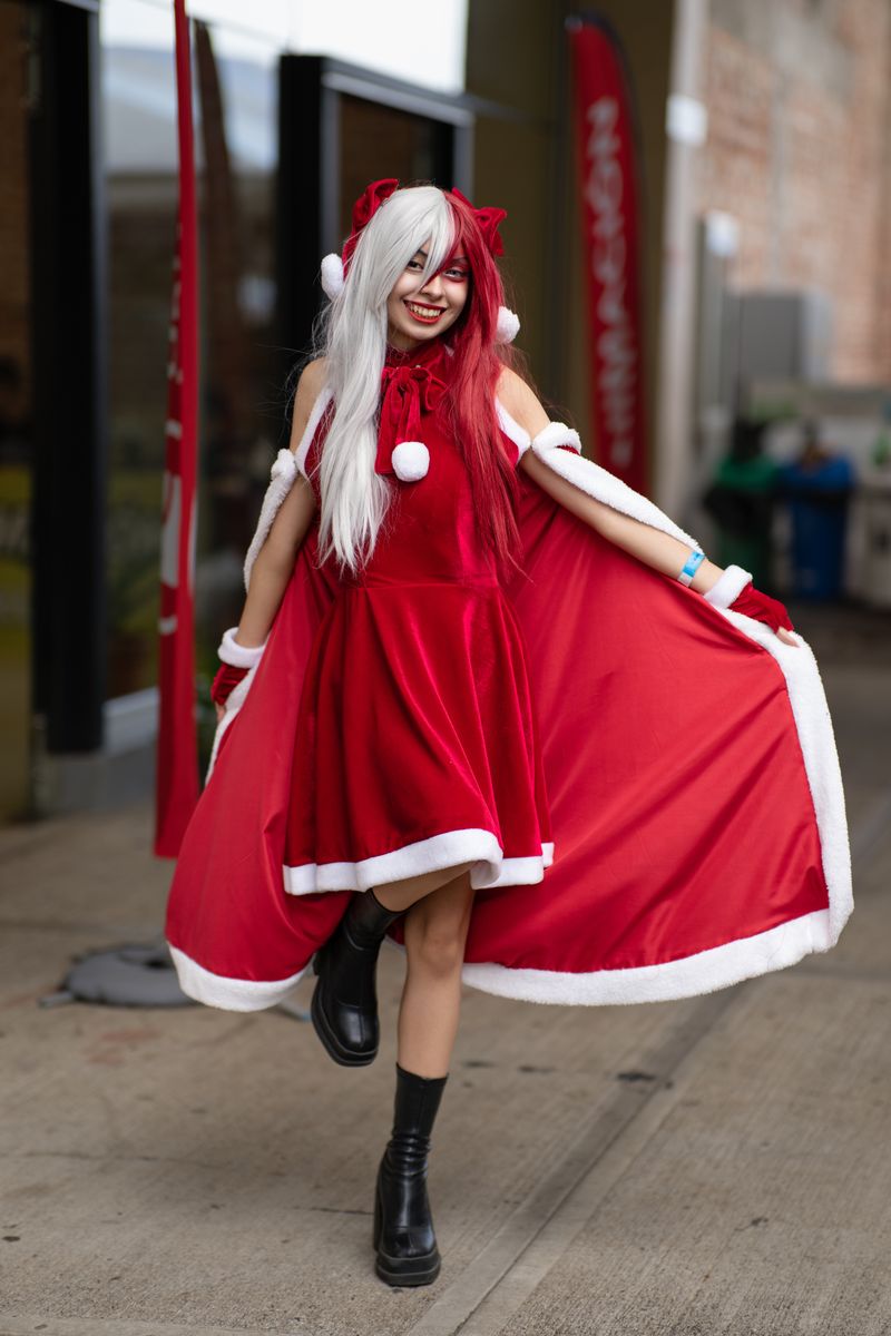 Cosplayer in vibrant red Santa-themed outfit at anime event in San José, Costa Rica.