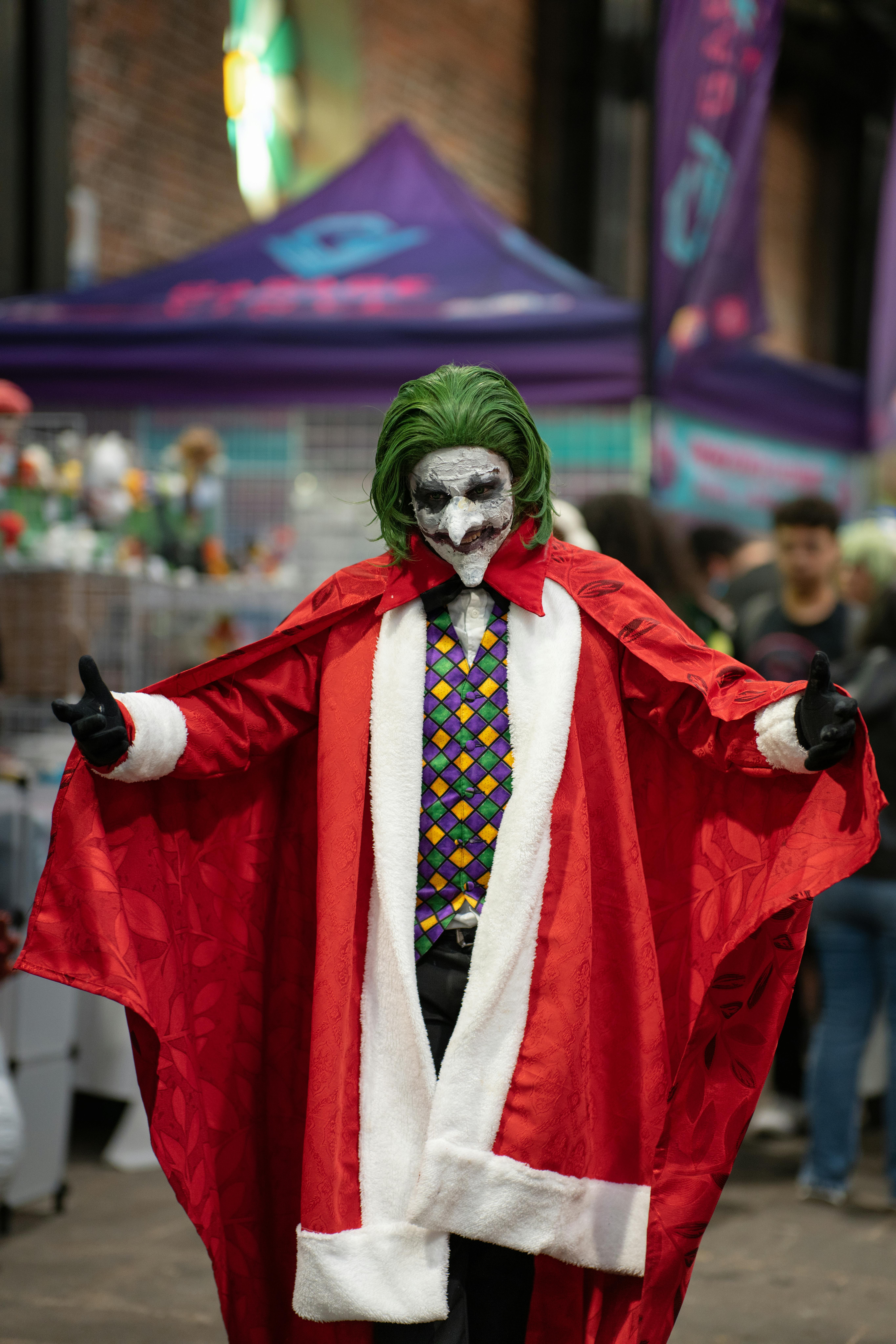 A vibrant cosplayer in Joker Santa costume at an anime convention in San José, Costa Rica.