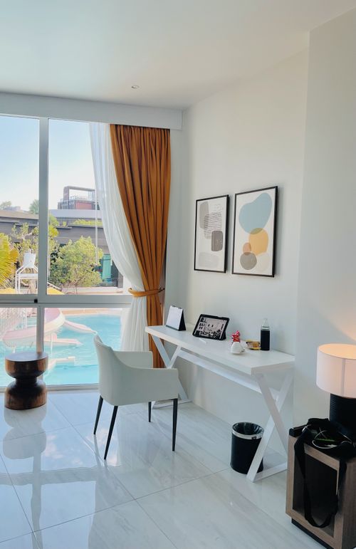 Free Modern hotel room with workspace and pool view at Pattaya resort. Stock Photo