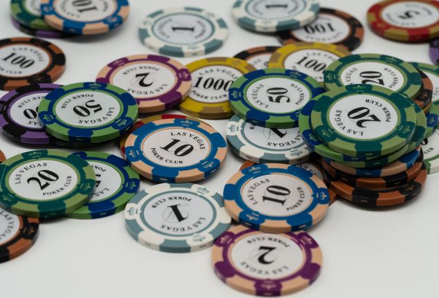Online Casino Turnier mit Spielern an Spielautomaten