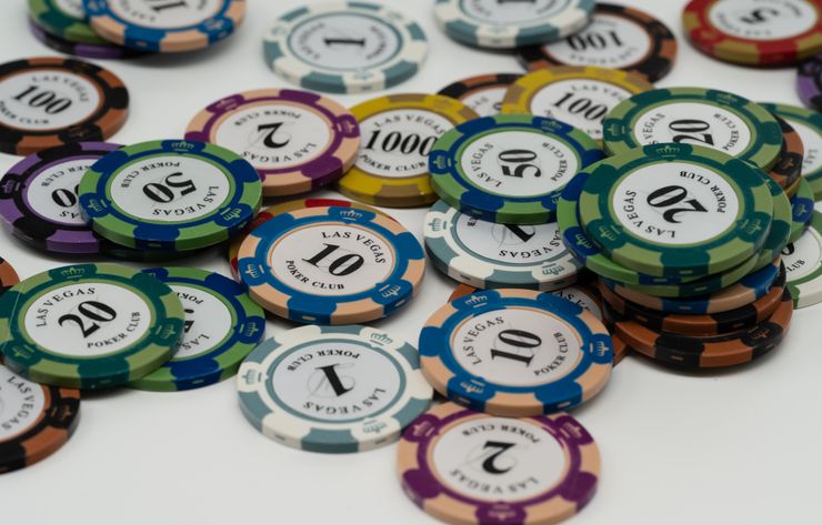 Online Casino Turnier mit Spielern an Spielautomaten
