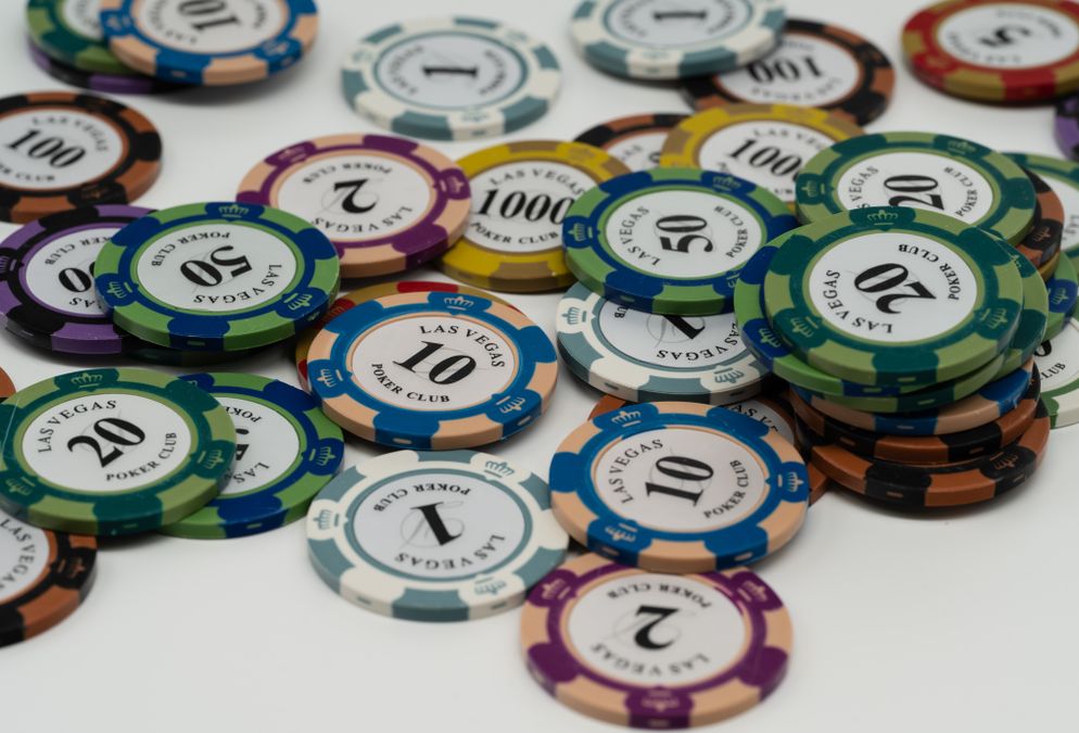 Menschliches Smartphone mit Casino App in der Hand