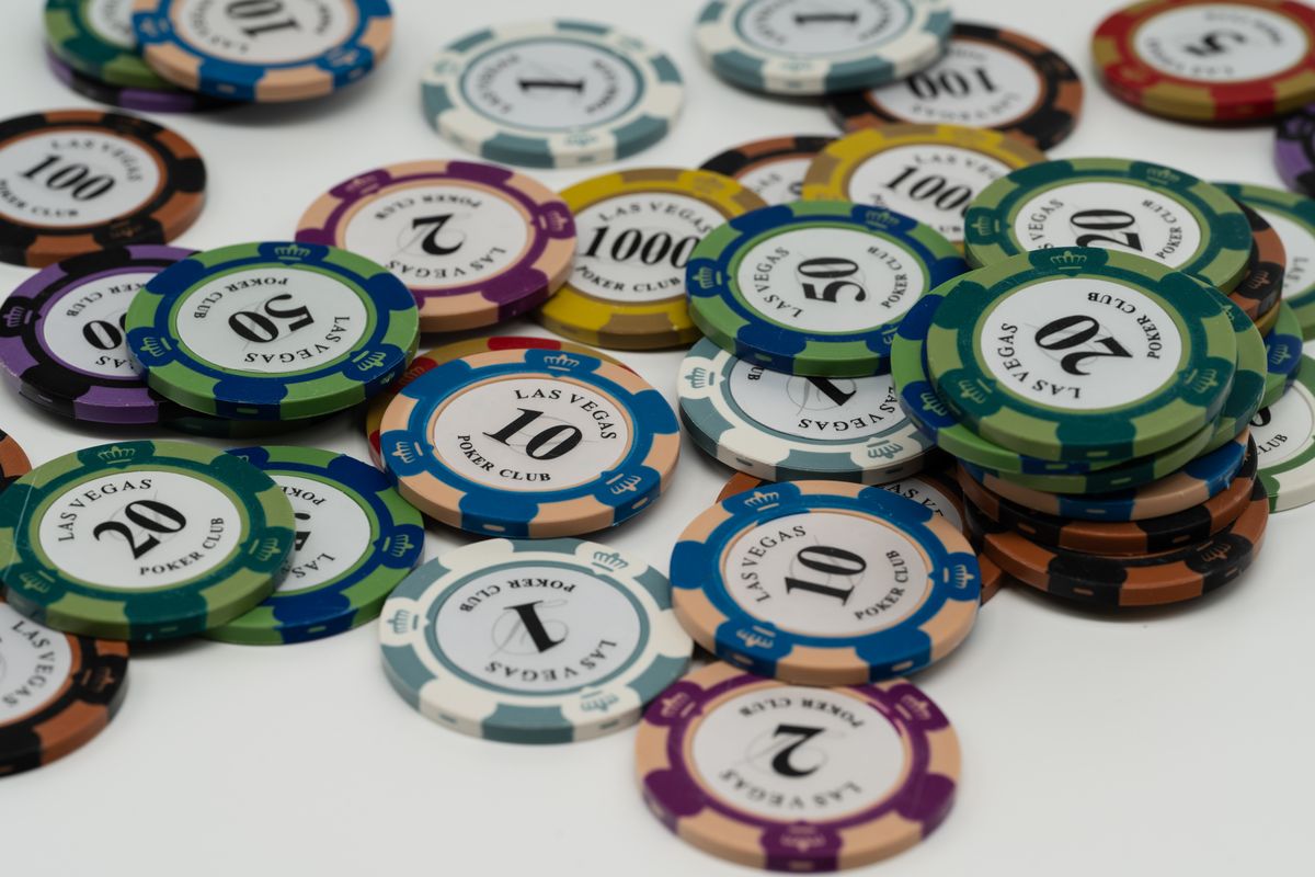 Casipol Casino Kültürü'nü simgeleyen altın kupa ve poker fişleri