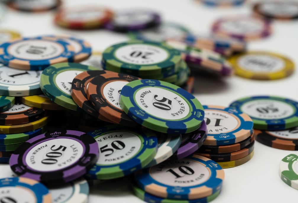 Online Casino: Spielautomaten und Live-Spiele im Überblick